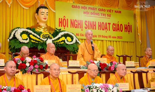 Đức Pháp chủ ban đạo từ