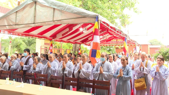 Phật tử thành kính đảnh lễ Đức Phật đản sinh