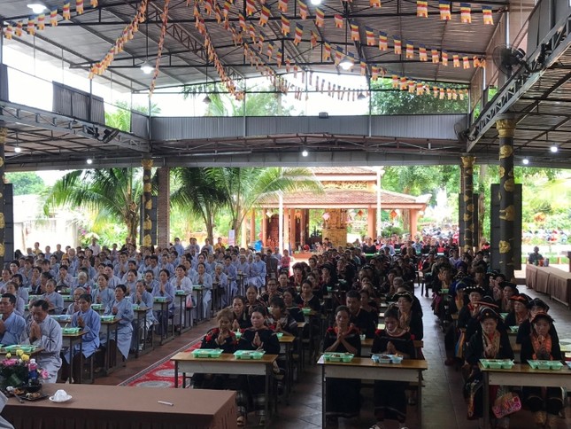 Phật tử dùng cơm trong chánh niệm Phật tử dùng cơm trong chánh niệm