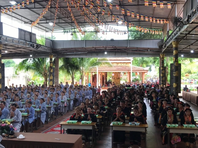 Phật tử dùng cơm trong chánh niệm