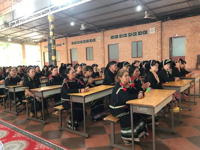 Phật tử đồng bào tại địa phương tham dự khóa tu