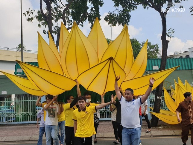 Di chuyển hoa sen đến bờ kênh Nhiêu Lộc chuẩn bị hạ thủy Di chuyển hoa sen đến bờ kênh Nhiêu Lộc chuẩn bị hạ thủy