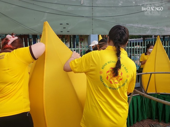 Năm nay, sắc vàng của 7 đóa sen tô điểm cho không gian Phật đản Năm nay, sắc vàng của 7 đóa sen tô điểm cho không gian Phật đản