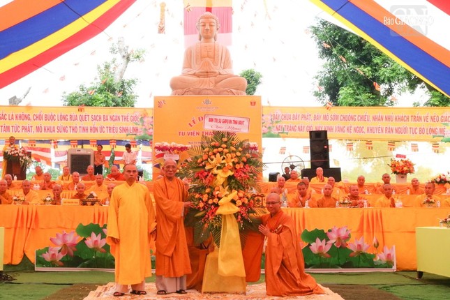 Hòa thượng Thích Huệ Trí thay mặt Ban Thường trực Ban Trị sự tỉnh tặng lẵng hoa chúc mừng