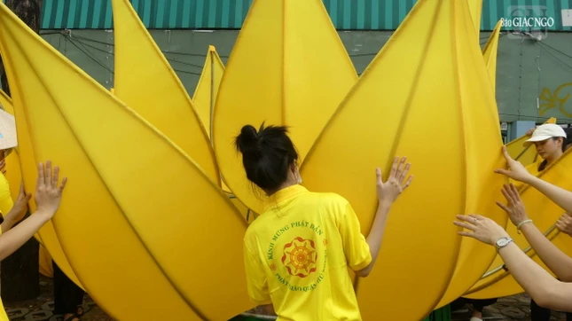 Bộ phận kỹ thuật gắn kết các cánh sen