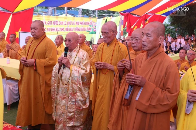Chư tôn đức niêm hương cầu nguyện cho công trình trùng tu chánh điện sớm được thành tựu Chư tôn đức niêm hương cầu nguyện cho công trình trùng tu chánh điện sớm được thành tựu