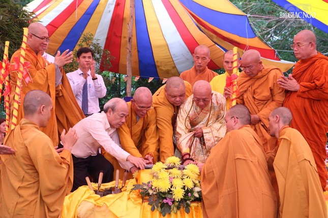 Đặt viên đá đầu tiên khởi công trùng tu chánh điện