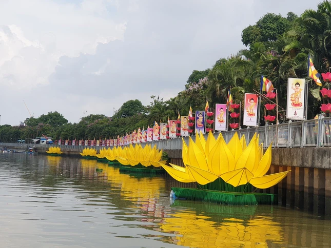 7 đóa sen vàng kính mừng Phật đản Phật lịch 2567 trên dòng kênh Nhiêu Lộc