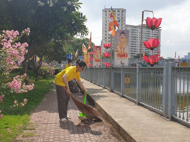 Dọn dẹp vệ sinh bên bờ kênh Nhiêu Lộc