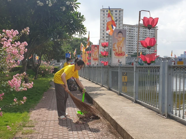 Dọn dẹp vệ sinh bên bờ kênh Nhiêu Lộc