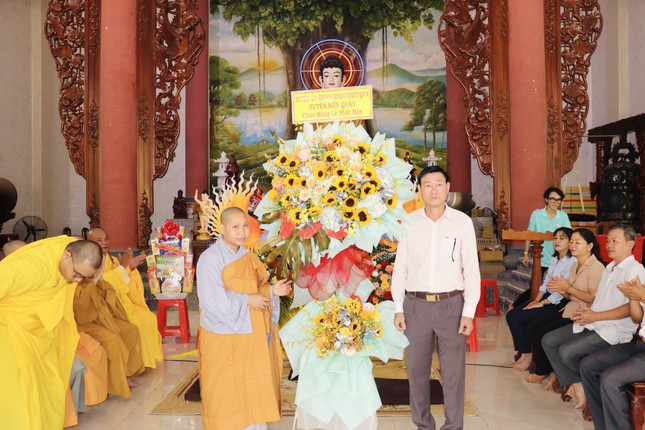 Đại diện lãnh đạo H.Hớn Quản tặng hoa chúc mừng Đại lễ Phật đản