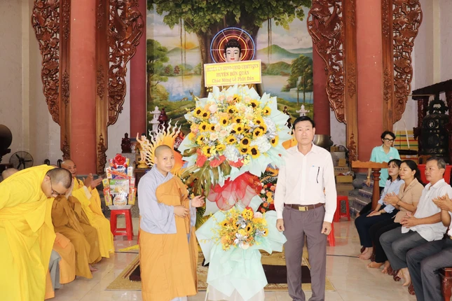 Đại diện lãnh đạo H.Hớn Quản tặng hoa chúc mừng Đại lễ Phật đản