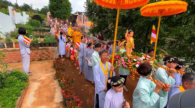 Đoàn kiệu hoa rước Đức Phật trong khuôn viên chùa Phước Quang