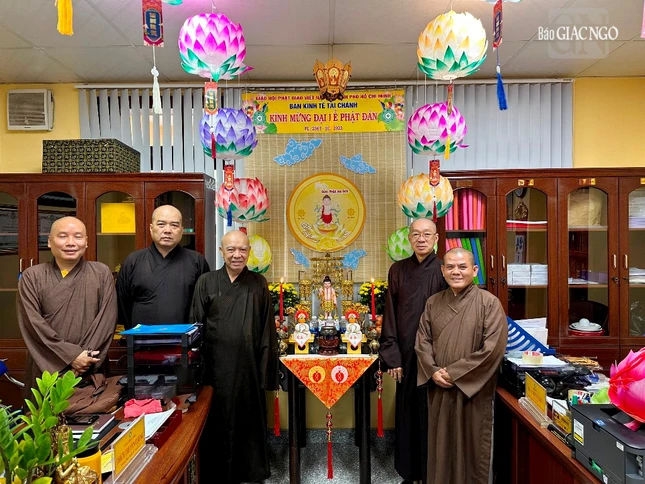 Chụp ảnh lưu niệm - Ảnh: T.Tài