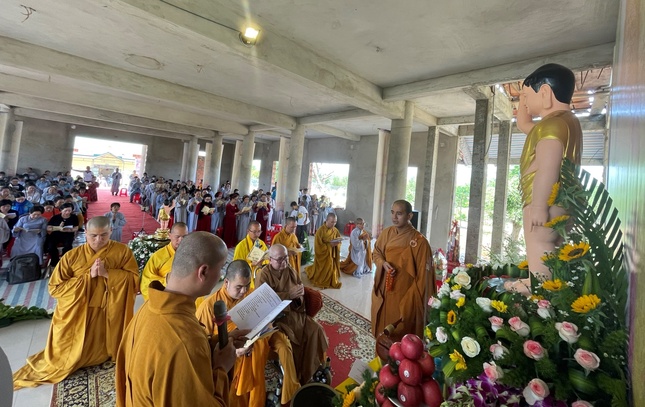 Thực hiện nghi thức khánh đản