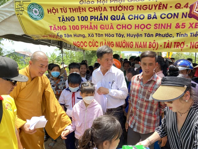 Đại đức Thích Minh Phú trao 50 phần quà, xe đạp cho các em học sinh hiếu học - Ảnh: TN Đại đức Thích Minh Phú trao 50 phần quà, xe đạp cho các em học sinh hiếu học - Ảnh: TN