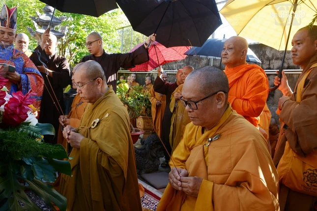 Chư tôn đức tưởng niệm trước bảo tháp của Hòa thượng Thích Huệ Hà trong khuôn viên chùa Long Phước