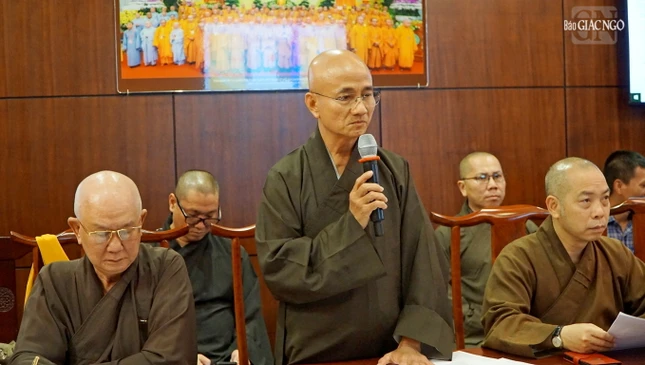 Thượng tọa Thích Thiện Quý, Phó ban kiêm Chánh Thư ký Ban Trị sự TP.HCM thay mặt Ban Thư ký Ban Tổ chức trình dự thảo các phương án về trật tự, an toàn giao thông