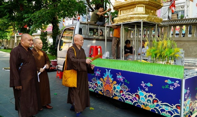 Hòa thượng cũng đến thăm, khảo sát công tác thiết trí xe hoa của Văn phòng Ban Trị sự GHPGVN TP.HCM