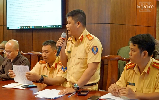 Đại diện Đội Cảnh sát giao thông Bàn Cờ phát biểu tại buổi họp
