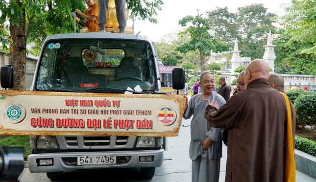 Hòa thượng trao đổi với chư tôn đức phụ trách thiết trí xe hoa