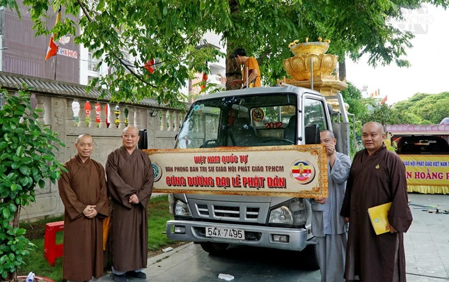 Chư tôn đức chụp ảnh lưu niệm Chư tôn đức chụp ảnh lưu niệm