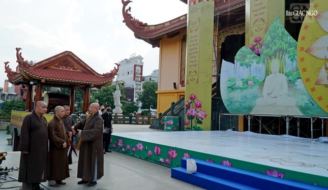 Hòa thượng Trưởng ban Trị sự GHPGVN TP.HCM trao đổi cùng chư tôn đức Ban Trị sự