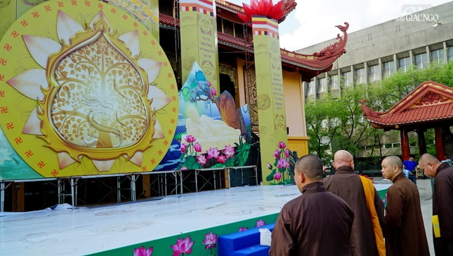 Công tác thiết trí lễ đài đến nay tương đối hoàn thiện Công tác thiết trí lễ đài đến nay tương đối hoàn thiện