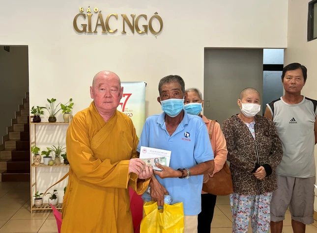Hoà thượng Thích Duy Trấn hỗ trợ thêm cho 9 bệnh nhân ung bướu - Ảnh: Ban TTXH BGN