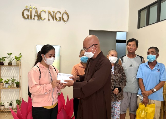 Hòa thượng Thích Tâm Viên, Trưởng ban Từ thiện xã hội báo Giác Ngộ trao tiền của bạn đọc, mạnh thường quân ủng hộ
