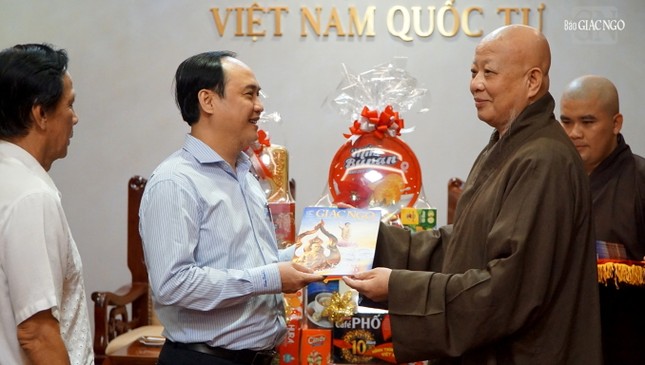 Hòa thượng Trưởng ban Trị sự GHPGVN TP.HCM tặng ấn phẩm Báo Giác Ngộ số đặc biệt kính mừng Phật đản Phật lịch 2567 Hòa thượng Trưởng ban Trị sự GHPGVN TP.HCM tặng ấn phẩm Báo Giác Ngộ số đặc biệt kính mừng Phật đản Phật lịch 2567