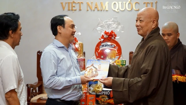 Hòa thượng Trưởng ban Trị sự GHPGVN TP.HCM tặng ấn phẩm Báo Giác Ngộ số đặc biệt kính mừng Phật đản Phật lịch 2567