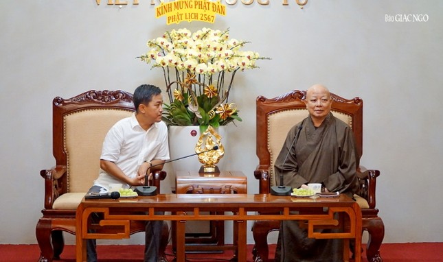 Hòa thượng Thích Lệ Trang tiếp thân mật Đại tá Bùi Công Tú, Trưởng phòng An ninh nội địa - Công an TP.HCM đến thăm, chúc mừng Phật đản