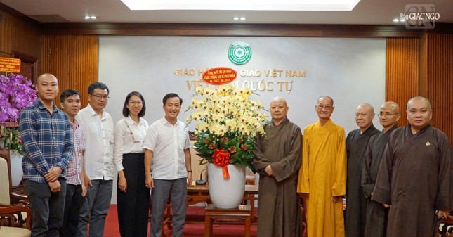 Đại diện Công an TP.HCM tặng hoa chúc mừng chư tôn đức Ban Trị sự GHPGVN TP.HCM