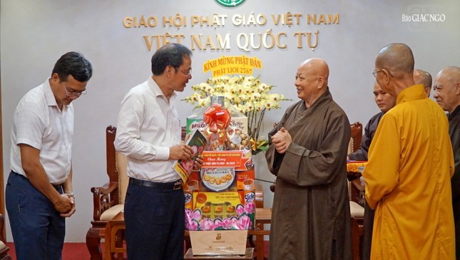 Hòa thượng chia sẻ niềm vui mừng khánh đản Đức Thế Tôn đến lãnh đạo UBMTTQVN TP.HCM