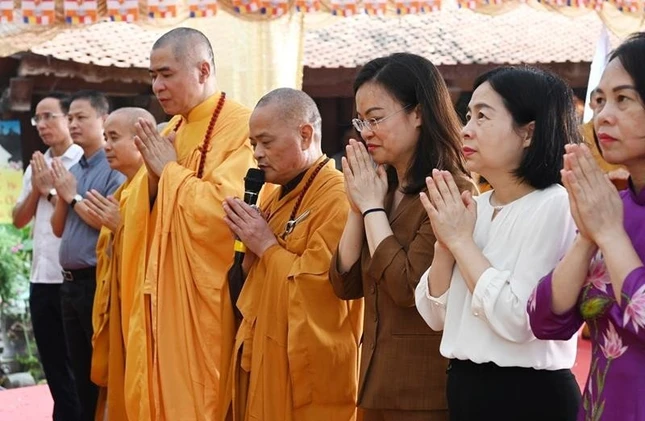 Thực hiện nghi thức tụng kinh Khánh đản