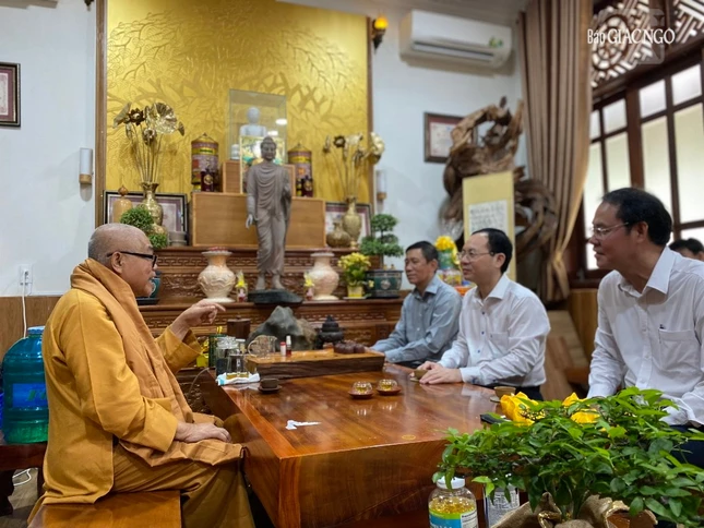 Hòa thượng Thích Giác Toàn tiếp thân mật Phó Bí thư Thành ủy TP.HCM Nguyễn Văn Hiếu cùng lãnh đạo các cơ quan