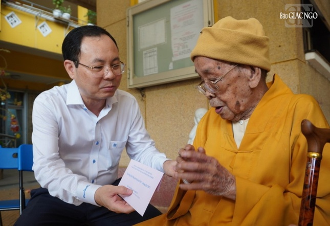 Phó Bí thư Thành ủy TP.HCM Nguyễn Văn Hiếu tặng quà chúc mừng Phật đản đến Trưởng lão Hòa thượng Thích Hiển Tu