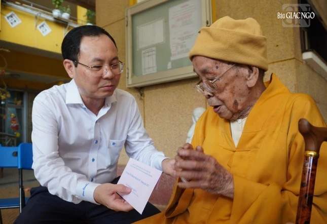 Phó Bí thư Thành ủy TP.HCM Nguyễn Văn Hiếu tặng quà chúc mừng Phật đản đến Trưởng lão Hòa thượng Thích Hiển Tu