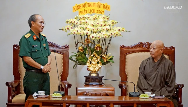 Đại tá Nguyễn Thanh Phong, Phó Chủ nhiệm Chính trị - Bộ Tư lệnh TP.HCM chúc mừng Phật đản đến Hòa thượng Thích Lệ Trang