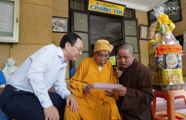 Trưởng lão Hòa thượng Thích Hiển Tu đọc lời chúc mừng Phật đản, tại chùa Xá Lợi