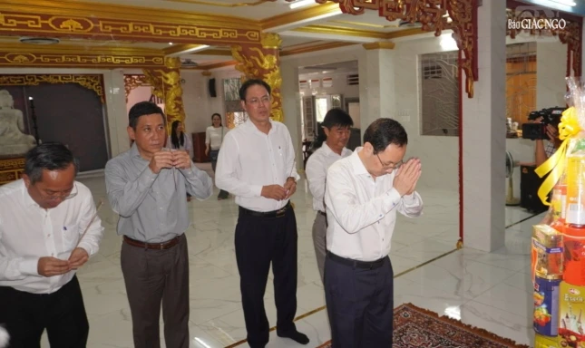 Đoàn lãnh đạo Thành ủy TP.HCM dâng hương tưởng niệm cố Trưởng lão Hòa thượng Thích Hiển Pháp, tại chùa Hưng Phước