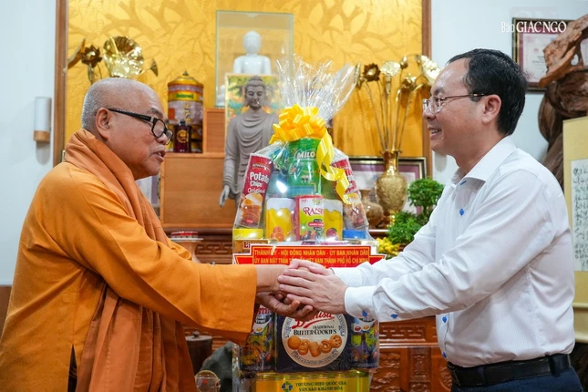 Hòa thượng Thích Giác Toàn chúc sức khỏe Phó Bí thư Thành ủy TP.HCM Nguyễn Văn Hiếu nhân buổi gặp thân mật