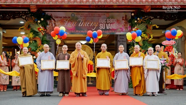 Ban Trị sự GHPGVN TP.HCM đã trao một Bằng tuyên dương công đức đến thành viên Ban Văn hóa