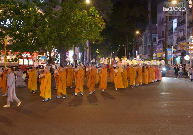 Đoàn cung rước Đức Phật tối mùng 8-4-Quý Mão