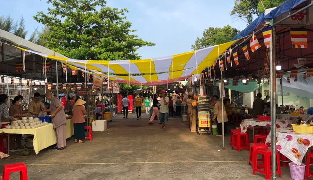 Các quầy ẩm thực chay của các cơ sở thờ tự trong huyện