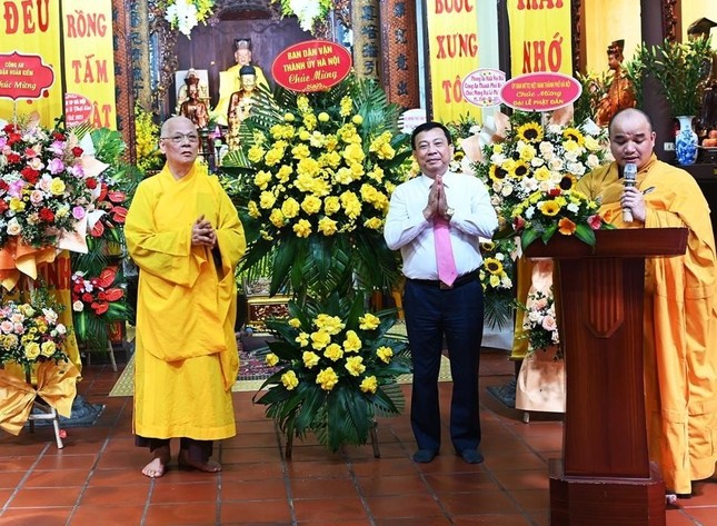Ban Dân vận Thành ủy TP.Hà Nội tặng hoa chúc mừng Phật giáo TP.Hà Nội Ban Dân vận Thành ủy TP.Hà Nội tặng hoa chúc mừng Phật giáo TP.Hà Nội