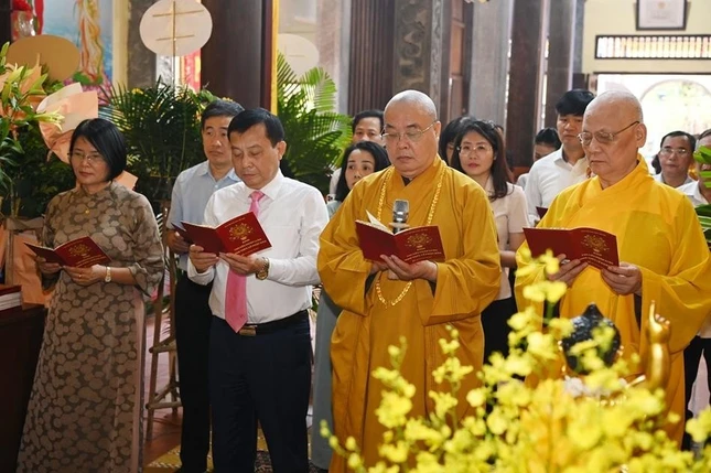 Tụng kinh Phật đản