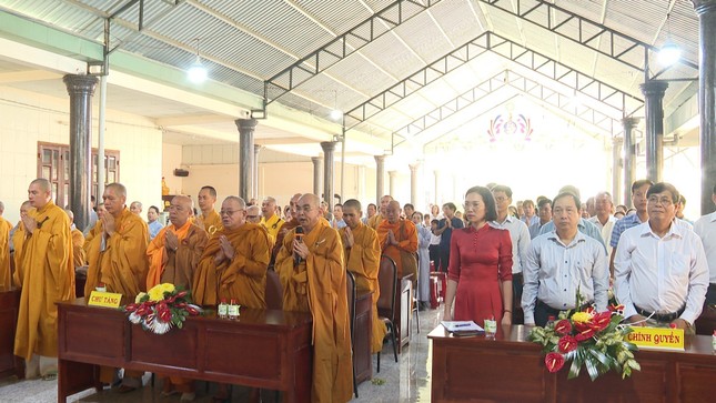 Chư tôn đức Tăng Ni, quý khách trong nghi thức kỷ niệm ngày khánh đản Đức Phật