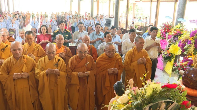 Chư tôn đức niêm hương Tam bảo